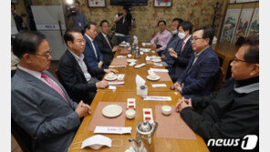 통합당 4선·5선 9명 첫 회동…“미래한국당과 서둘러 통합”