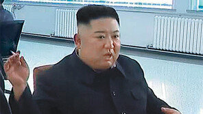 건강이상설 비웃듯… 부축없이 혼자 걷고 담배도 피운 김정은