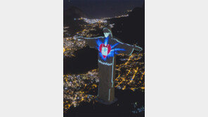 마스크 쓴 예수상