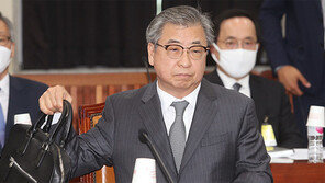 국정원 “김정은, 코로나로 올 공개활동 역대최저… 수술 안 받아”