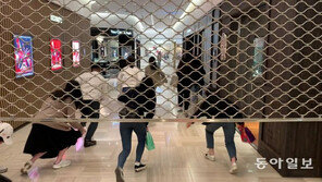 [청계천 옆 사진관]허리 숙이며 전력 질주…명품족도 달리게 만든 이것은?