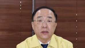 4월 고용쇼크 취약층 덮쳤다…정부 “일자리 55만개 만들겠다”