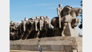 석상에도 코로나 마스크