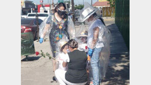 비닐옷 입고 간호사 엄마와 포옹한 아이들