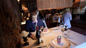 [월드톡]‘손님 간 거리두기’ 묘안…마네킹 합석 시킨 美 식당