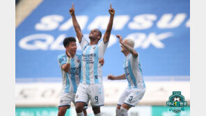 0-2에서 3-2로…‘우승 후보’ 울산, 수원에 역전승