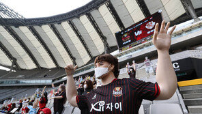 [현장리포트] 무관중 시대의 해프닝…서울의 마네킹 응원단에 달아오른 축구 팬