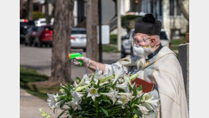부활절 꽃 바구니도 ‘드라이브 스루’…성수 물총 쏜 신부님 화제