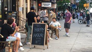 “답답해서 더이상 못참아” 거리로 쏟아져 나온 뉴욕·도쿄 시민들