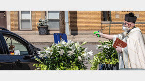 물총 든 신부님, 드라이브스루 신자에 “성수 쏩니다”