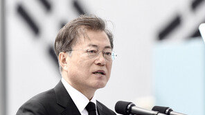 文대통령 “5·18 진상 규명 방법, ‘남아공 진실화해위원회’ 모델 고려한 것”