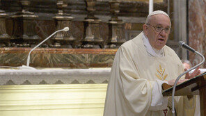 68일 만에… 성베드로 성당 미사 연 교황