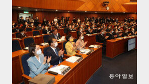 [청계천 옆 사진관]설레는 국회 첫 입성…21대 초선의원 연찬회