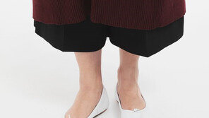 수지도 신고 아이비도 신었다는 ‘족발 신발’…별나지만 패피 필수템!