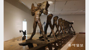 뒤틀린 세상에 맞서 몸부림치는 신체들 