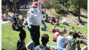 美 경찰관 “공원서도 마스크 써 주세요”