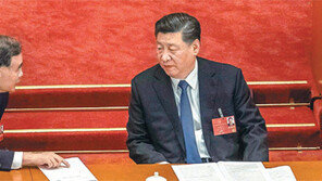 위안화 절하 이어 “내수시장 강화”… 양손에 무기 든 시진핑