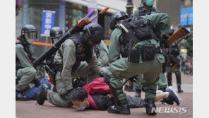 홍콩서 국가법 반대 시위…“경찰 강경 진압 속 최소 300명 체포”