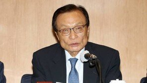 이해찬 “윤미향 신상털기 굴복 NO”…野 “제발 호위무사 그만” (종합)