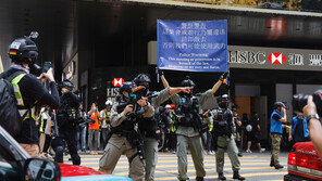 홍콩 경찰 시위대 240명 체포…시위대, 보안법·國歌법에 반대