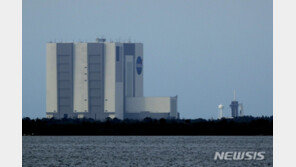 스페이스X 첫 민간 유인우주선 발사 연기…악천후 탓