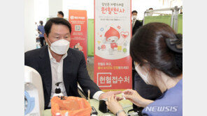 최태원 회장, 코로나 극복 헌혈 릴레이 ‘깜짝’ 참여…“SK식 안전망 구축”