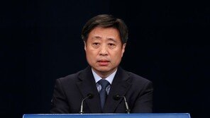 윤도한 “윤미향 거취, 대통령이 관여할 부분 아니다”