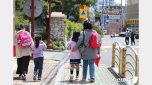 “교실서 EBS 볼거면 학교 왜 가나” vs “일부 활용”