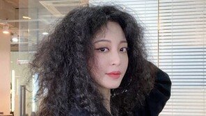 한예슬, 여름 맞아 뽀글머리 파격 변신…강렬 팔 타투까지