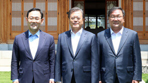 靑 “文대통령, 양당 원내대표와 불상서 합장…정기 만남 지시”