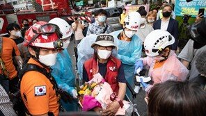 ‘고공농성’ 김용희, 354일 만에 땅 위로…“다리 뻗고 자고파”