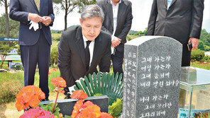 5·18묘역 찾은 노태우 장남… 아버지 이름으로 헌화