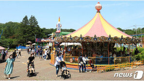 맑은 날씨에 나들이 행렬…전국 고속도로 차량 486만대