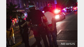 ‘비무장 흑인 사망’ 분노한 美…뉴욕서 시위대 200명 체포