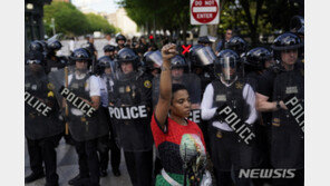 폭스뉴스 기자, 흑인사망 항의 백악관시위대에 ‘봉변’