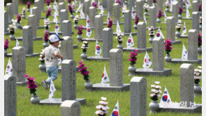 [청계천 옆 사진관]호국 영령의 달 앞두고 현충원 찾은 시민들…“왔니? 잘 지내라”