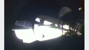스페이스X 첫 유인 우주선 ‘크루 드래건’, 국제우주정거장 도킹 성공