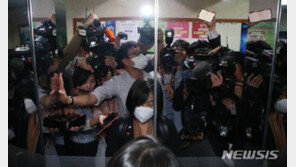 ‘나비 배지’에 ‘백팩’…첫 출근한 윤미향 9시간30분 두문불출