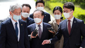 영장실질심사 출석한 오거돈, ‘강제추행 맞나’ 질문 쏟아지자…