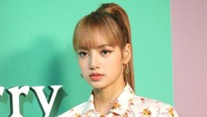 블랙핑크 리사, 前 매니저에 사기 피해…YG “고개숙여 사과”