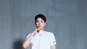 아웃도어 업계, 알록달록 ‘아재룩’은 NO!…‘미니멀룩’이 뜬다