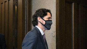 트뤼도, ‘트럼프 위해 시위 과잉 진압’ 비판에 21초 침묵