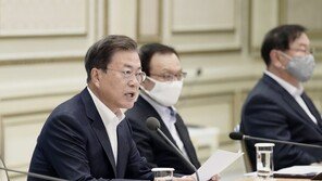 文대통령 “한숨 돌리나 했는데…국민들 특별한 경계와 자제 필요”