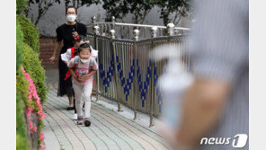 수업 전 물티슈로 책상 닦고 친구들과 거리두기…일상 바뀐 학교