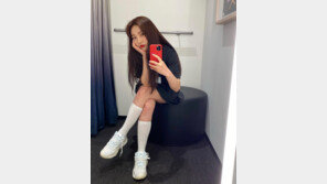 [원픽! 오늘 뭐 입지?] 조이도 김고은도 ‘원피스+운동화’…여름엔 활동하기 편한 게 최고지!