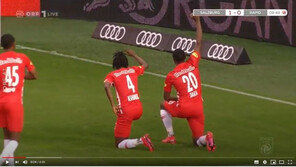 ‘황희찬 동료’ 다카, 득점 후 한쪽 무릎 꿇기 세리머니…인종차별 반대