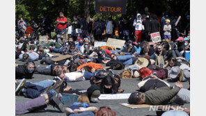 ‘침묵의 8분 46초’ 美전역 플로이드 추모 물결…트럼프 “軍 복귀시킬 것”