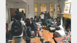 시위대 쫓기자 “우리집에 들어오세요”