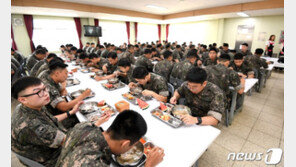 “軍 장병들, 주말 저녁엔 급식 1/4 잔반통에 버린다”