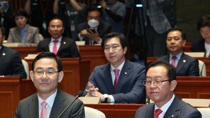 21대 국회 첫 본회의 개의…통합당, 본회의 참석 후 집단 퇴장